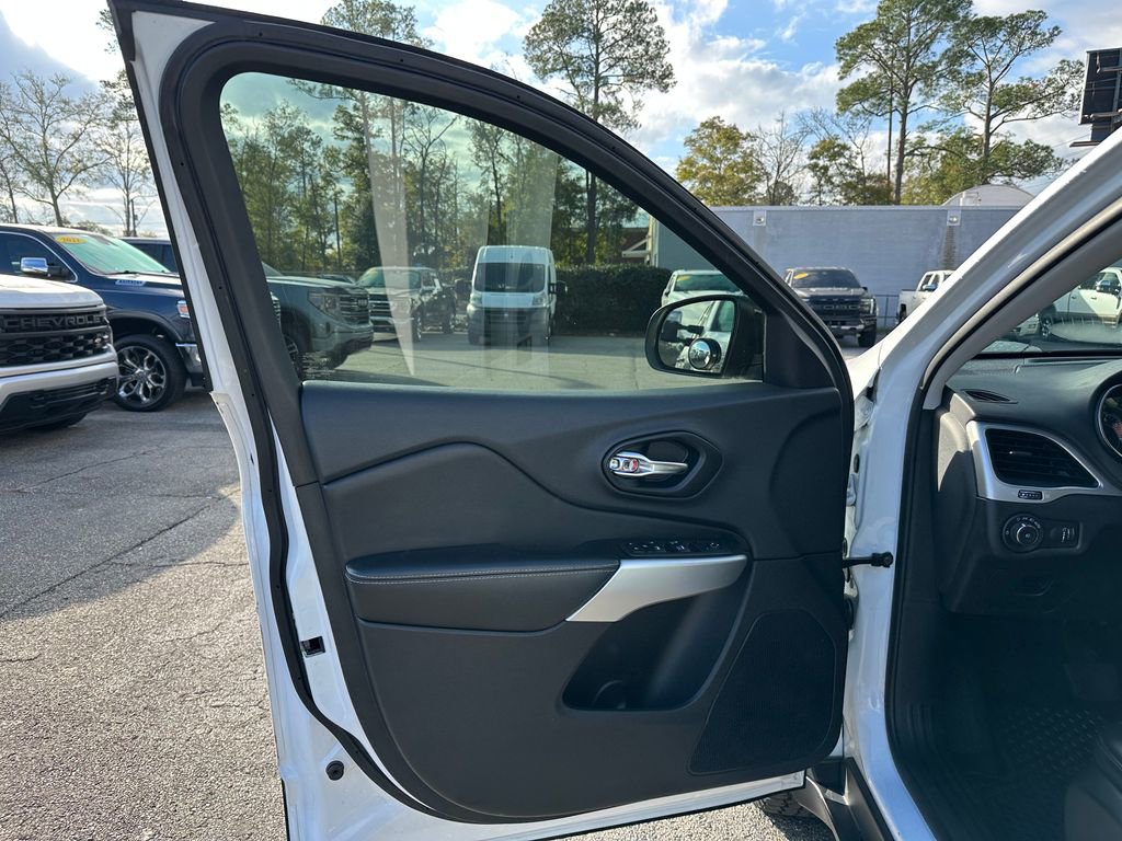 Used 2022 Jeep Cherokee Latitude w/ Sun & Sound Group image 33