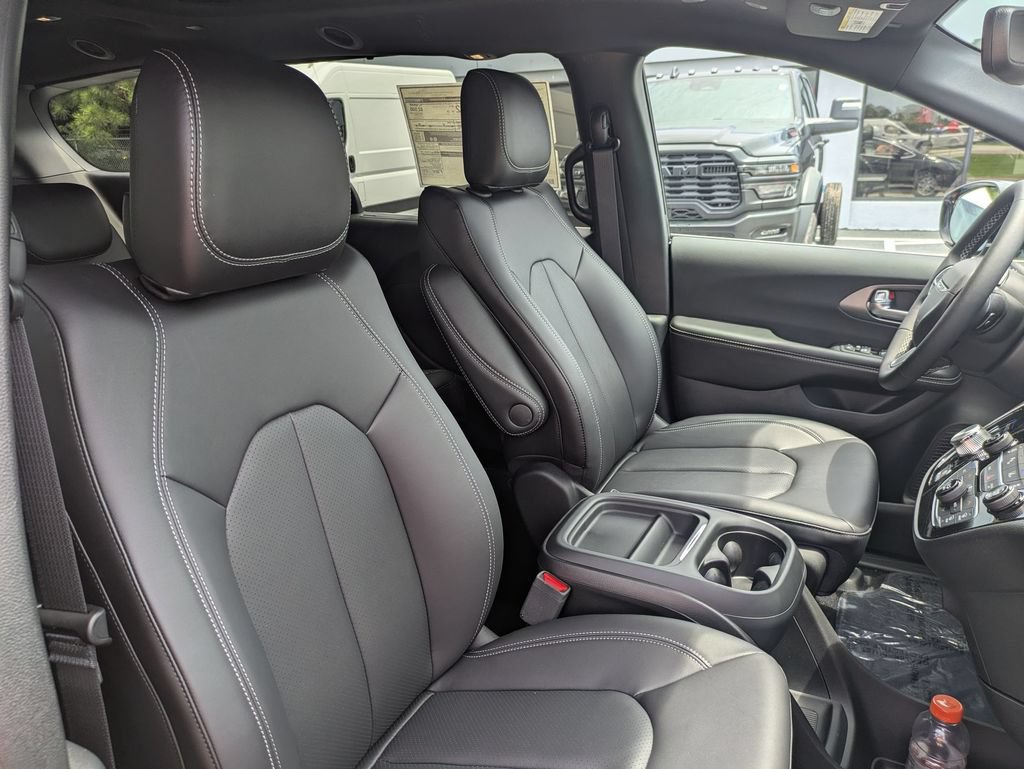New 2027 Chrysler Pacifica Select FWD image 18