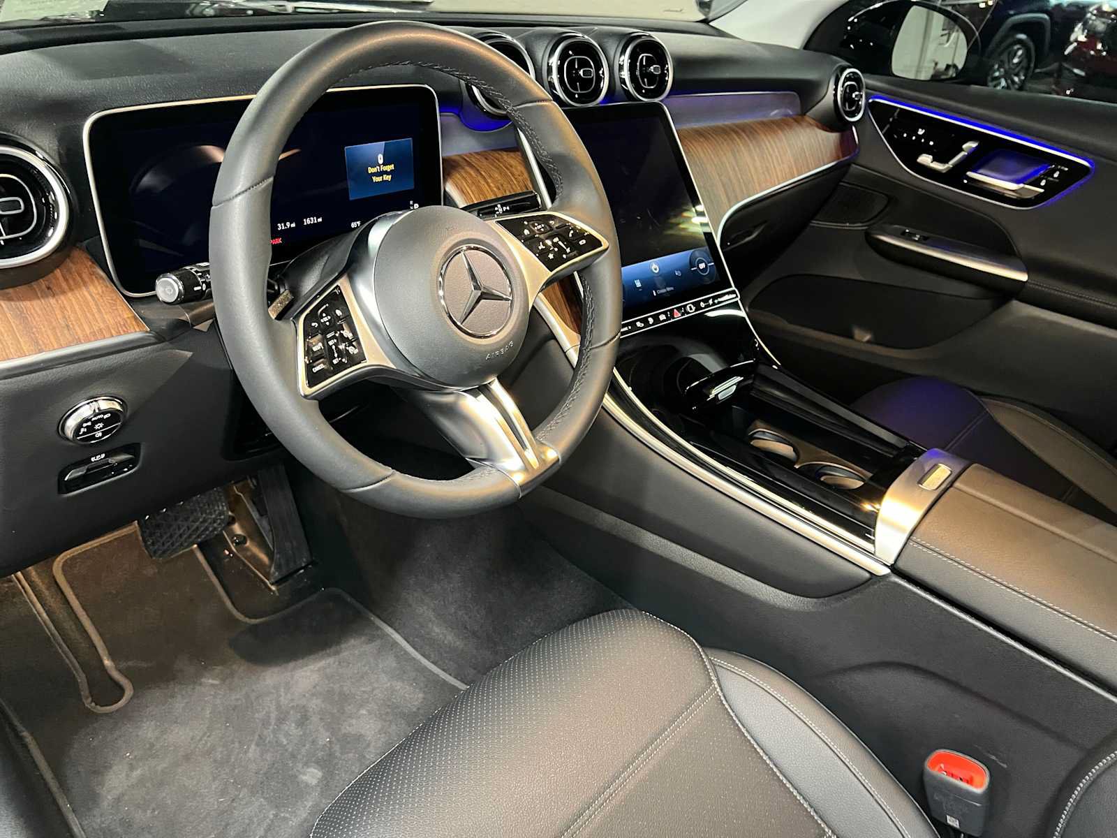 Used 2025 Mercedes-Benz GLC 350e 4MATIC image 24