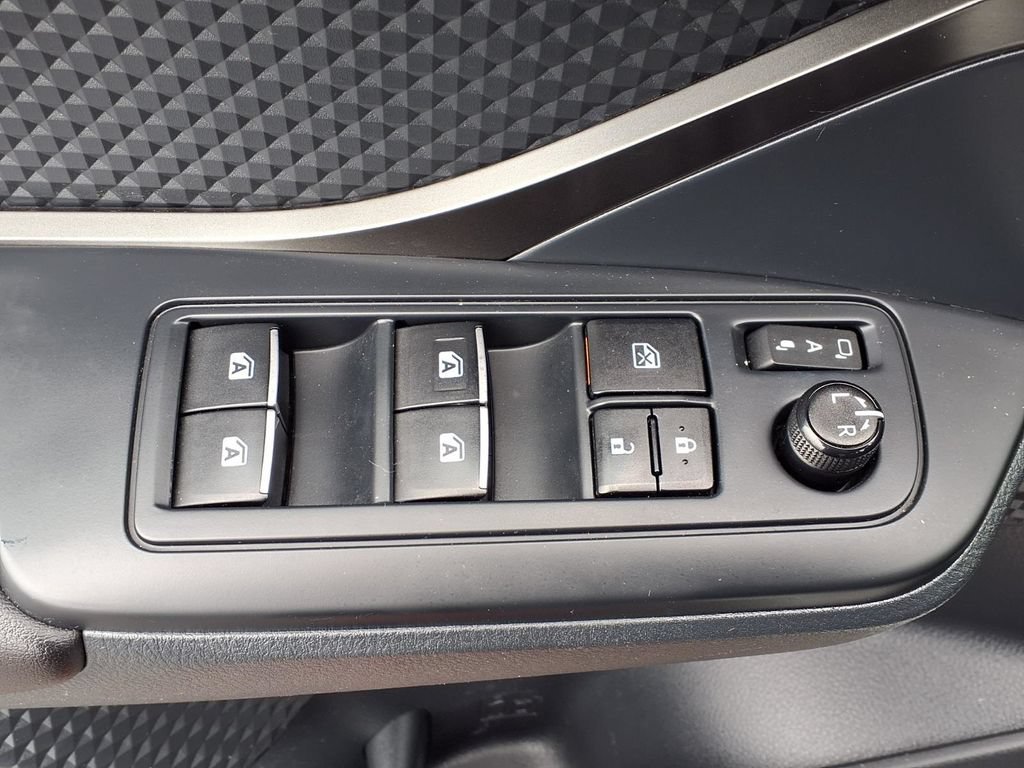 Used 2018 Toyota C-HR XLE FWD image 13