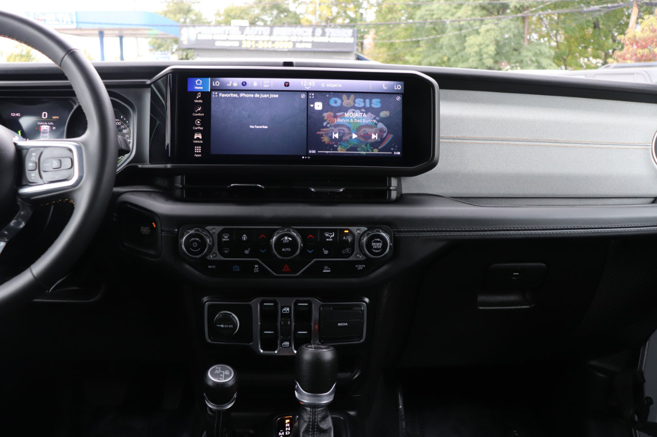 Used 2024 Jeep Wrangler Sahara image 19