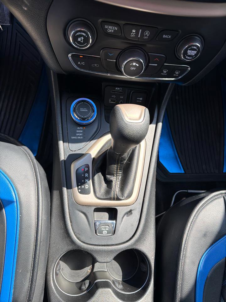 Used 2017 Jeep Cherokee Latitude w/ Cold Weather Group AWD/4WD image 17