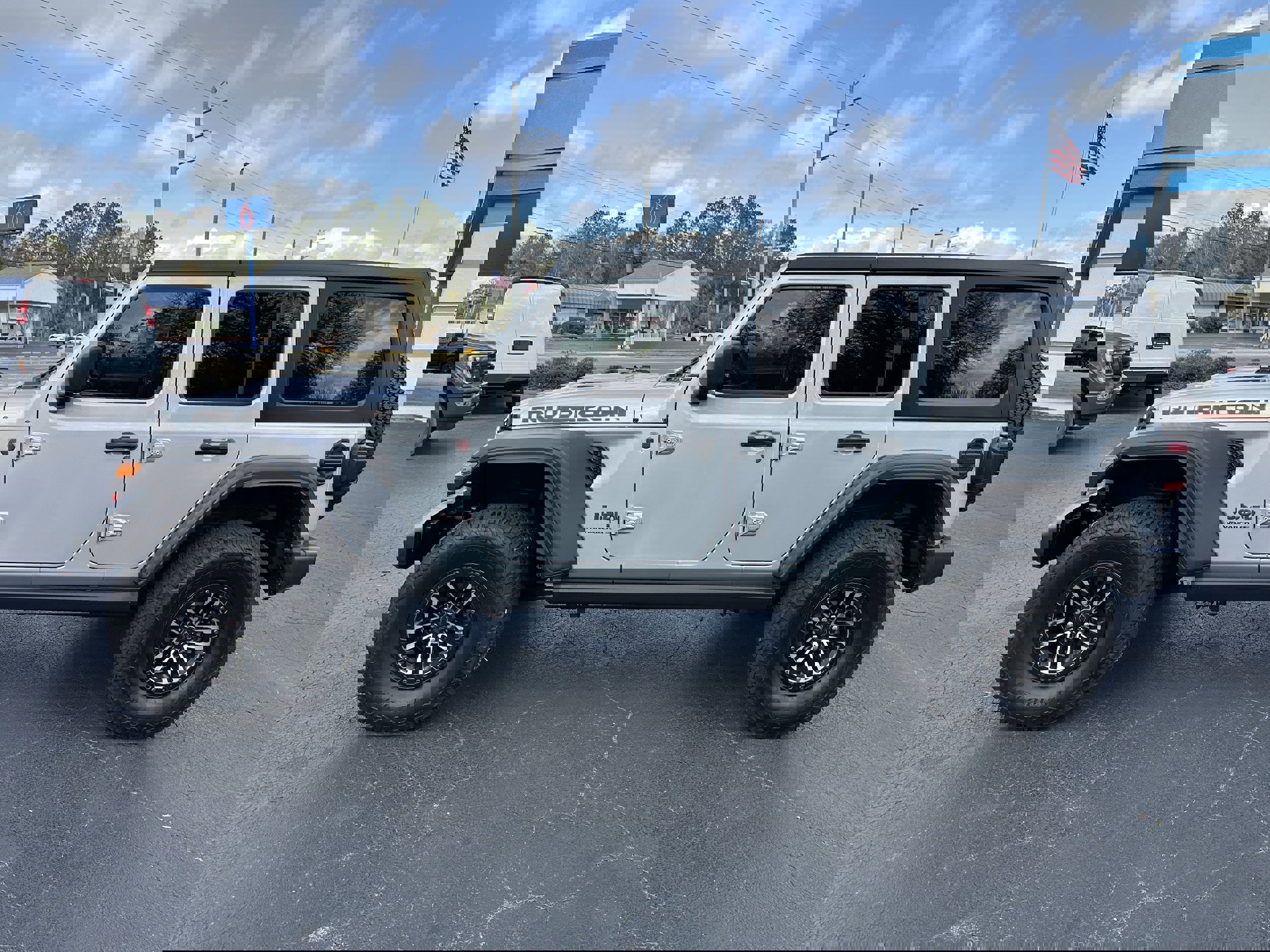 Used 2024 Jeep Wrangler Unlimited Rubicon w/ XTREMEE 35" Tire Package image 8