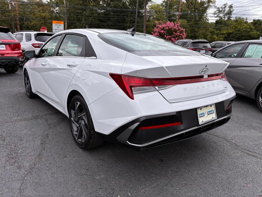 Used 2025 Hyundai Elantra Limited FWD image 5