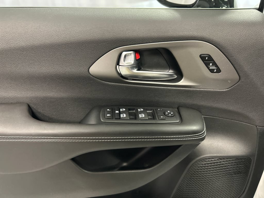 New 2027 Chrysler Pacifica Select w/ Family Tech Group FWD image 12