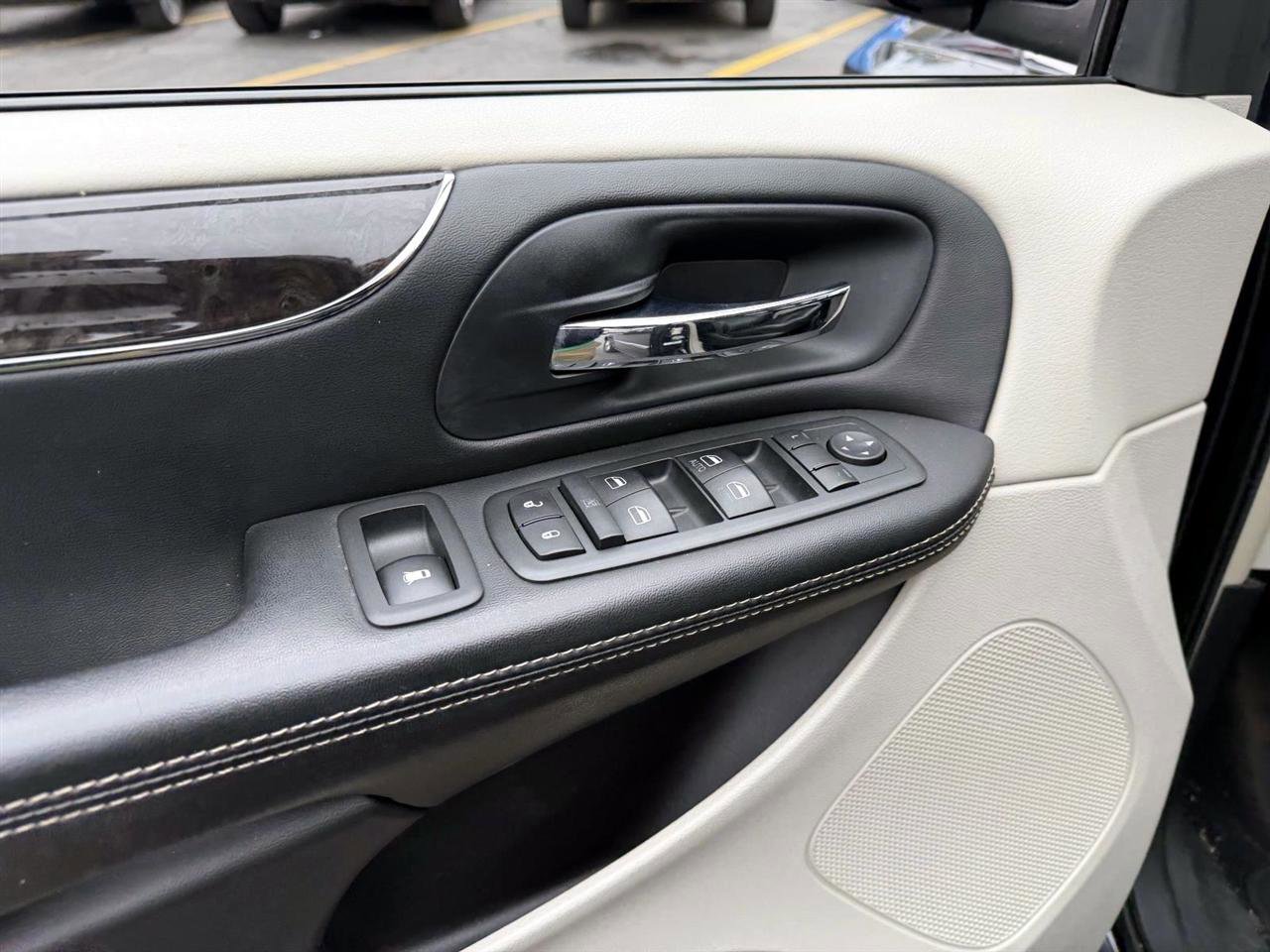 Used 2013 Chrysler Town & Country Touring-L w/ Driver Convenience Group FWD image 16
