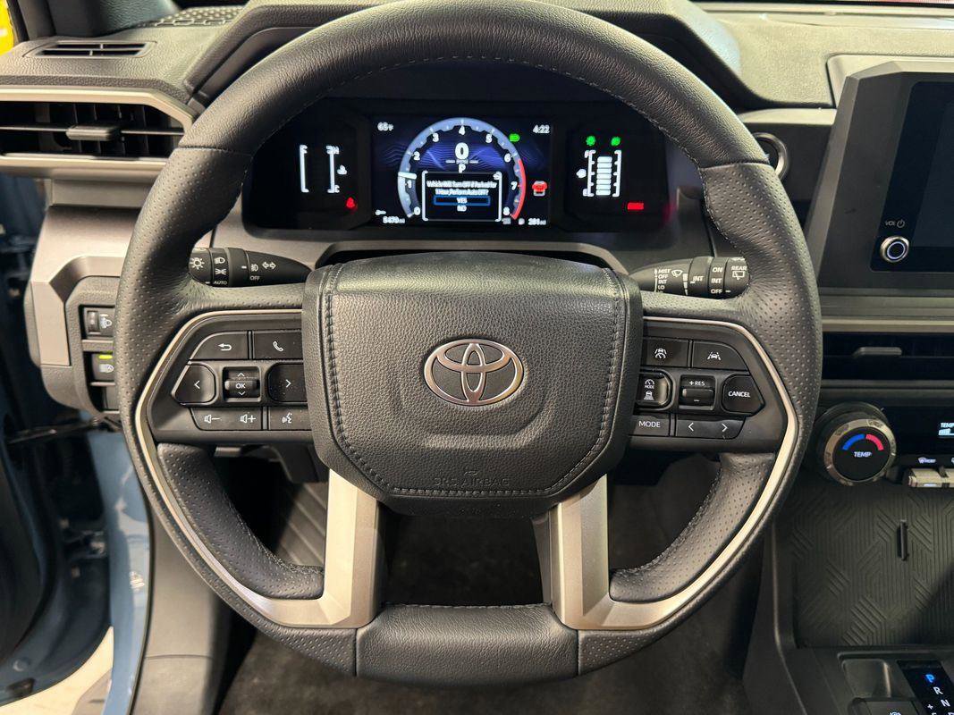 Used 2025 Toyota 4Runner SR5 AWD/4WD image 5