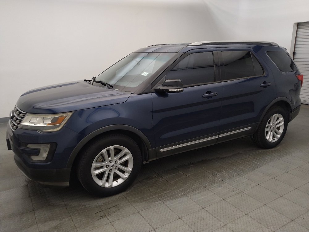 Used 2017 Ford Explorer XLT FWD image 2
