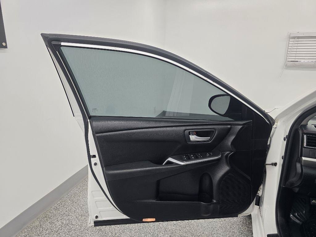 Used 2017 Toyota Camry SE w/ Moonroof Package FWD image 27