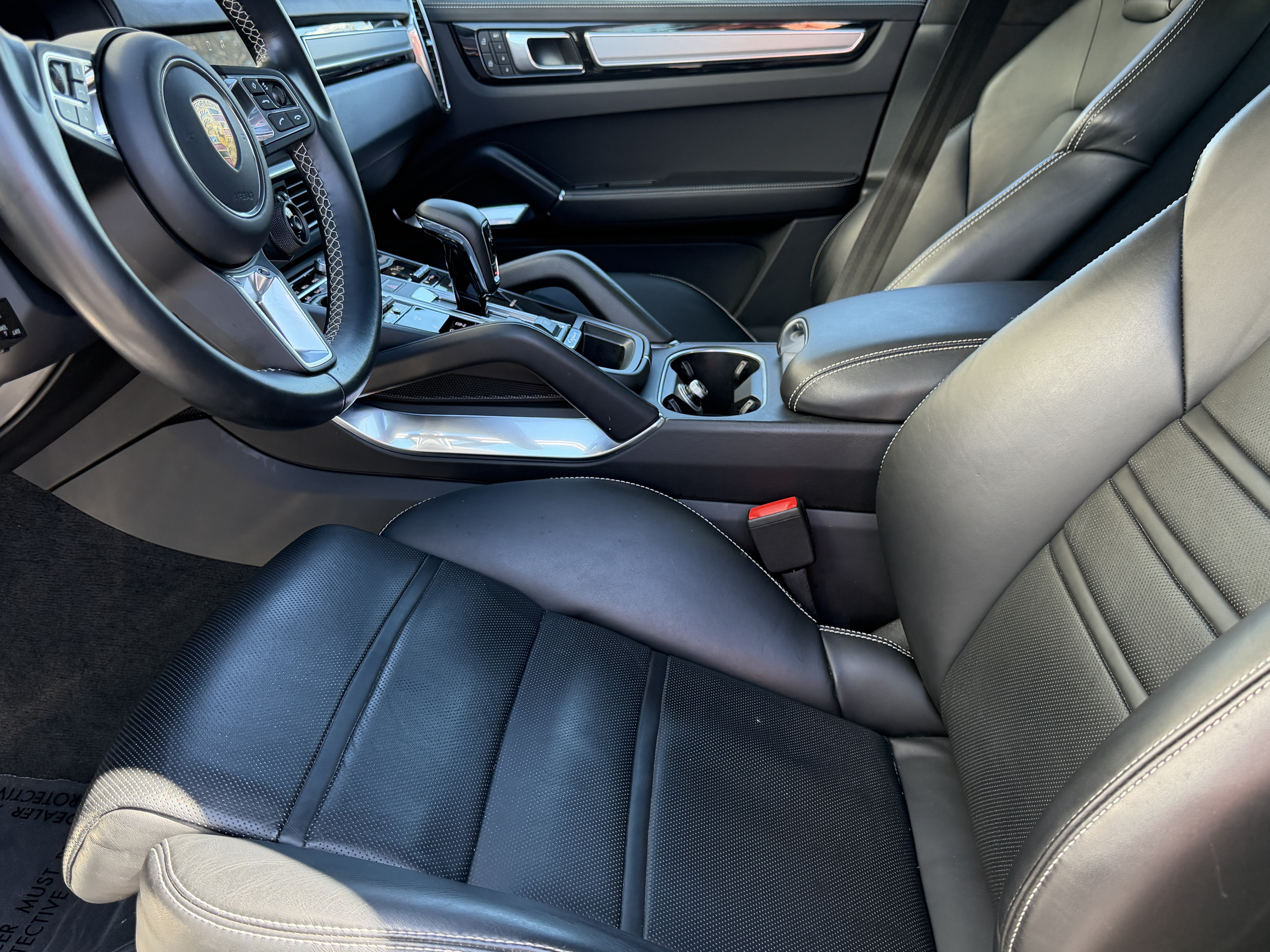 Certified 2022 Porsche Cayenne Turbo S AWD/4WD image 4