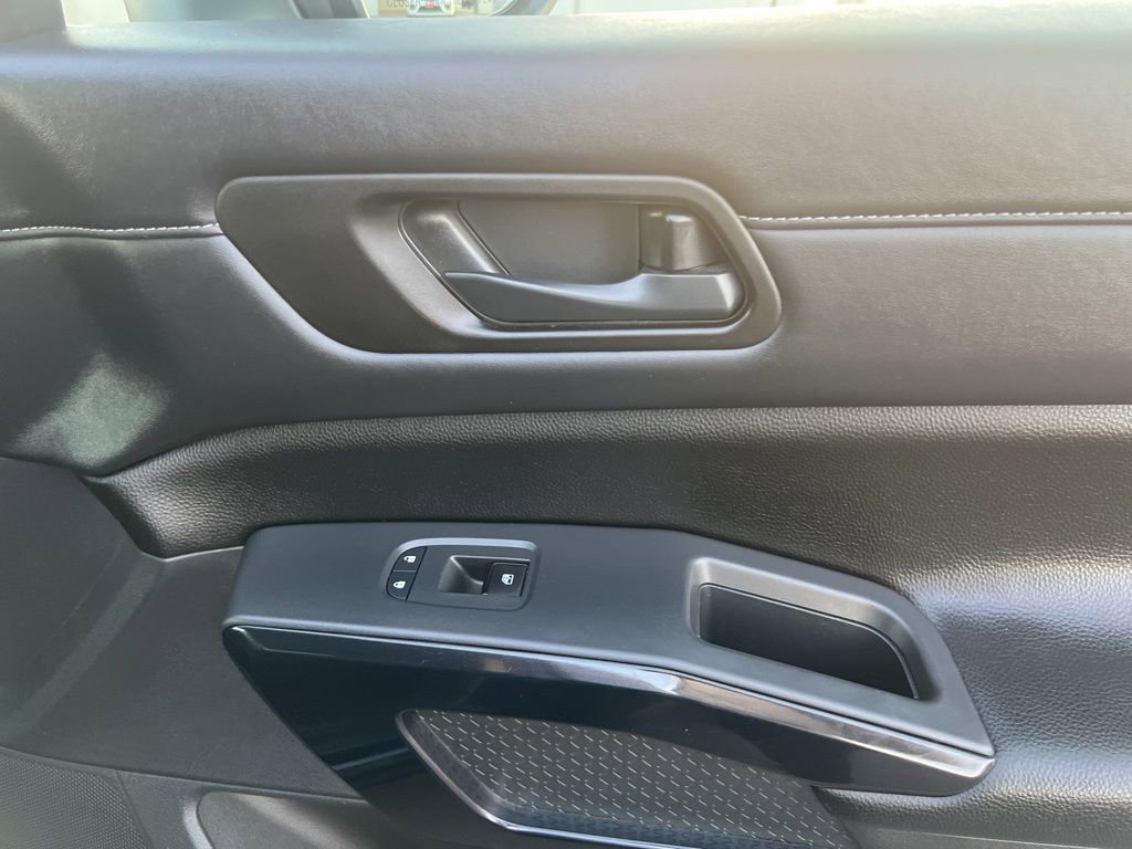 Used 2025 Nissan Pathfinder SV image 32