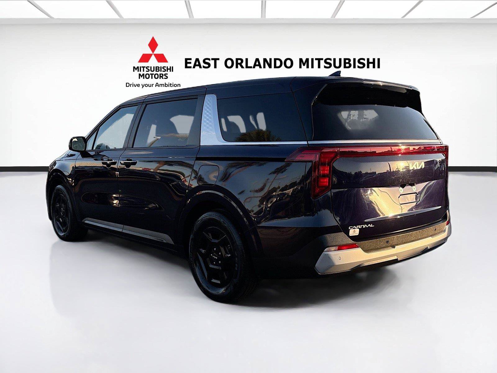 Used 2025 Kia Carnival FWD image 5