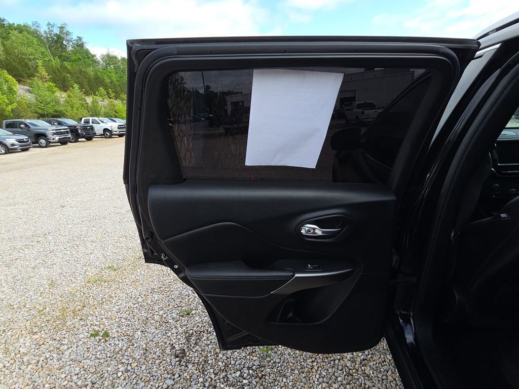 Used 2019 Jeep Cherokee Limited w/ Luxury Group AWD/4WD image 12