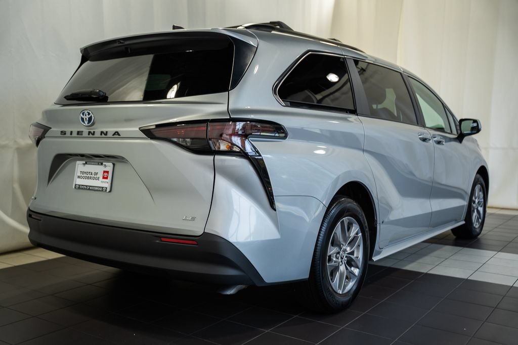 Used 2025 Toyota Sienna LE FWD image 4