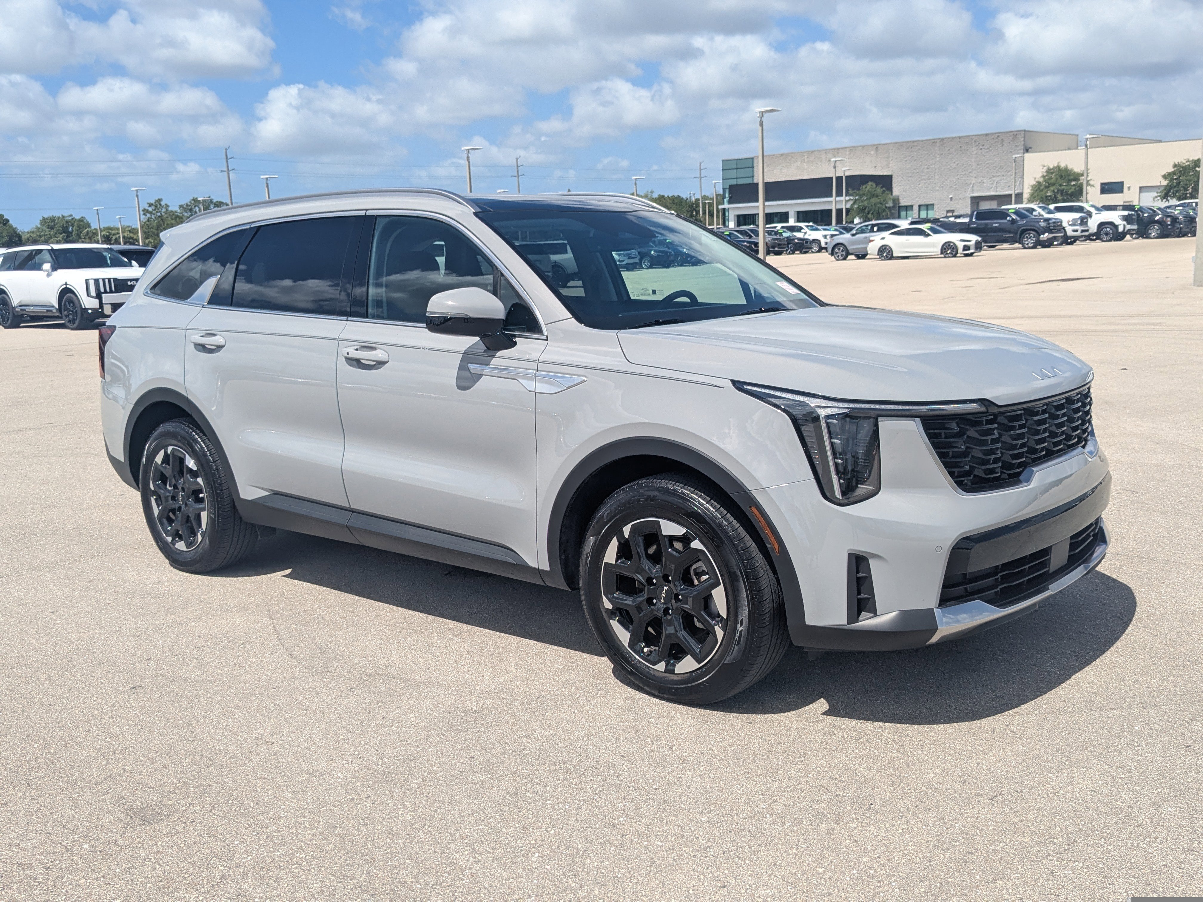 Certified 2024 Kia Sorento S w/ Panoramic Sunroof Package image 2