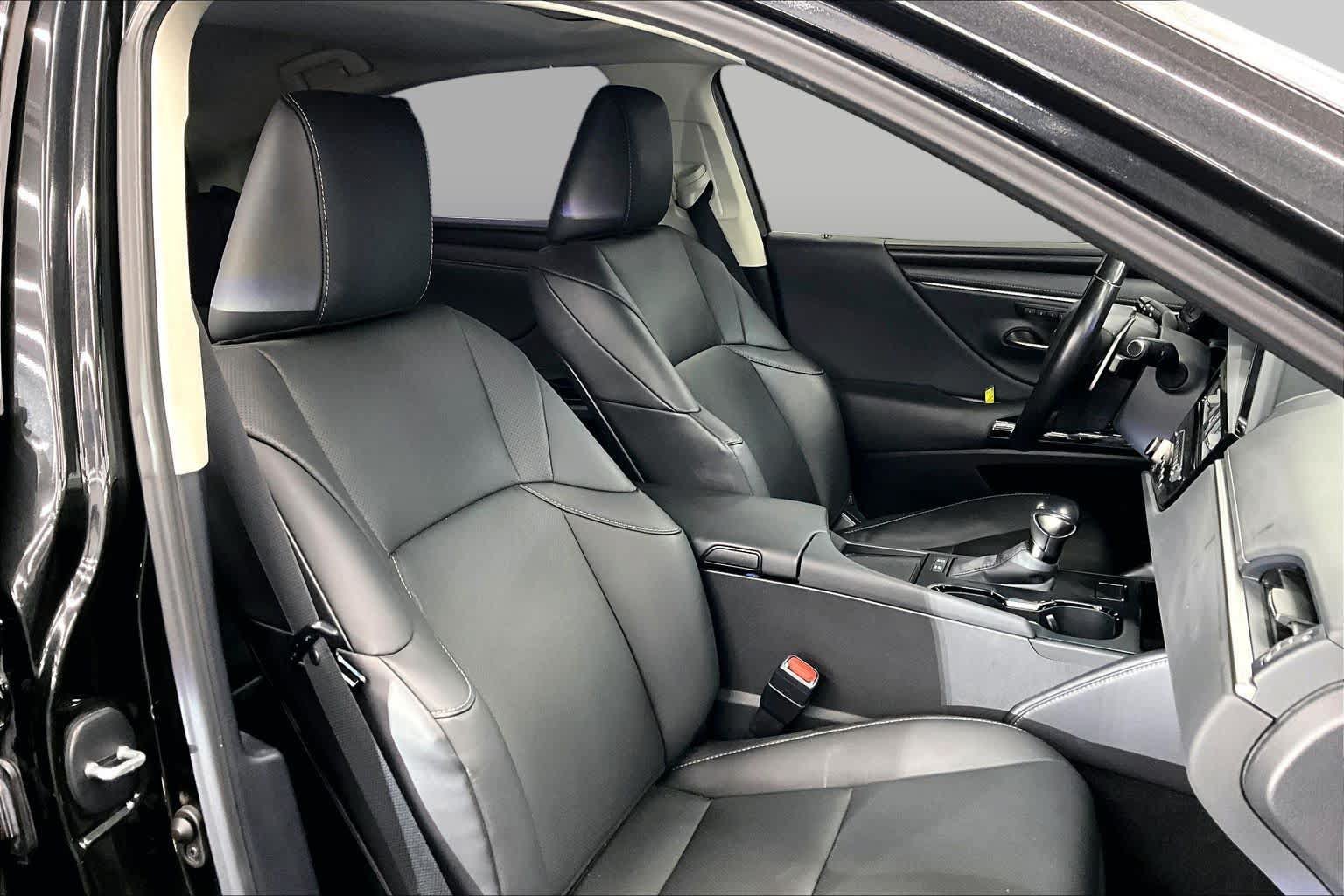 Used 2025 Lexus ES 300h w/ Premium Package FWD image 9
