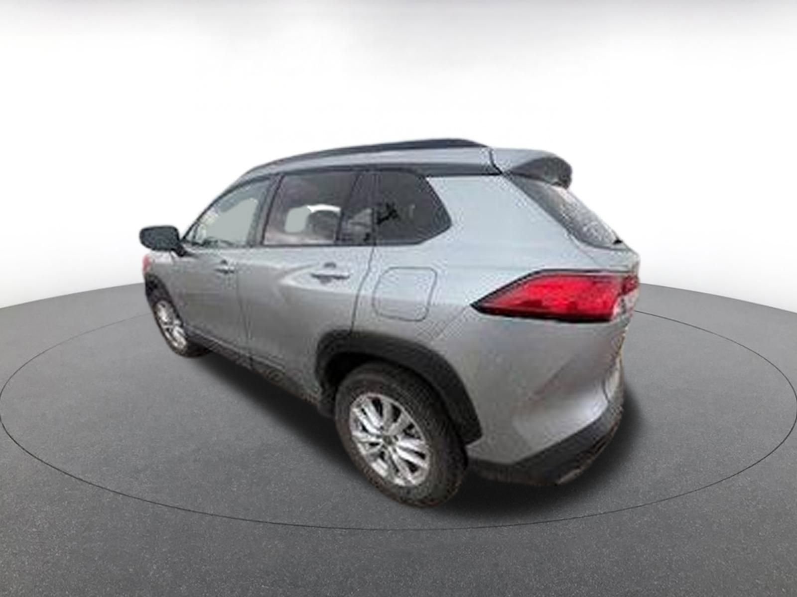 Used 2025 Toyota Corolla Cross LE image 7