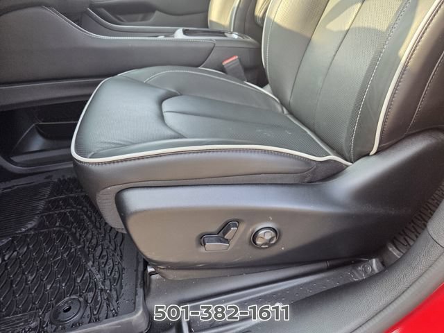 Used 2026 Chrysler Pacifica Limited w/ Uconnect Theater Family Group FWD image 10