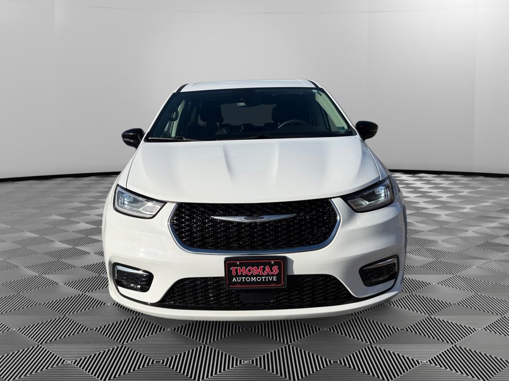 Used 2024 Chrysler Pacifica Touring-L image 2