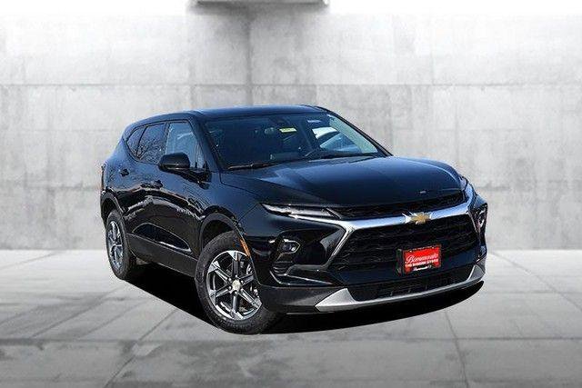 Used 2025 Chevrolet Blazer LT image 2