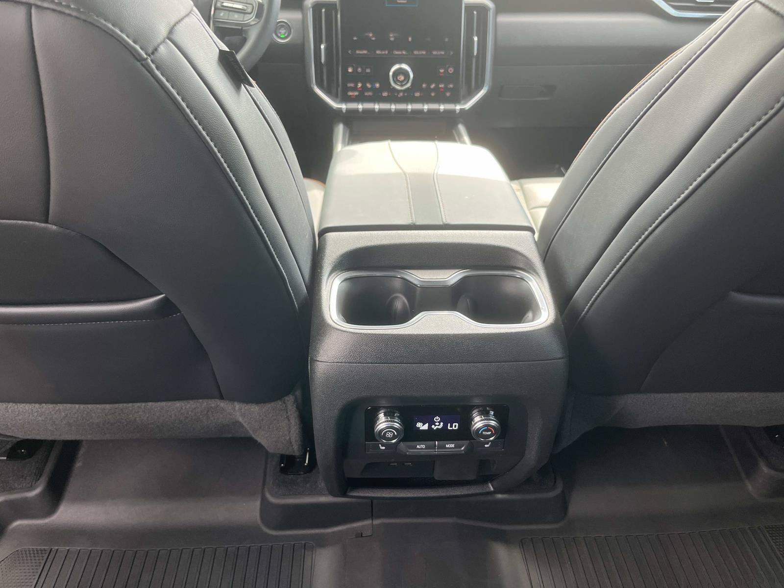Used 2024 GMC Acadia AT4 w/ Luxury Package AWD/4WD image 20