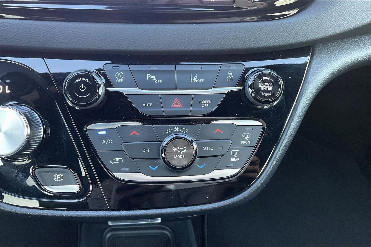 Used 2025 Chrysler Pacifica Select image 18