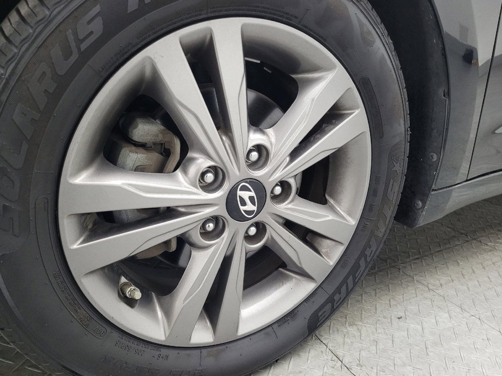 Used 2017 Hyundai Elantra SE image 31