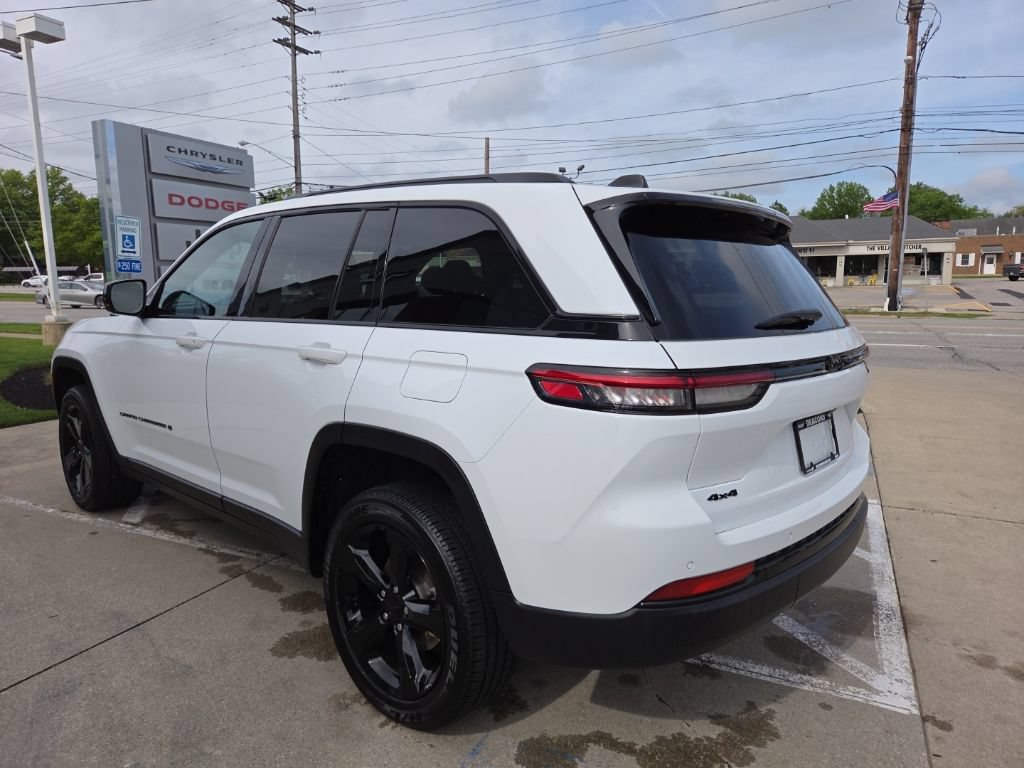 Used 2024 Jeep Grand Cherokee Altitude AWD/4WD image 8