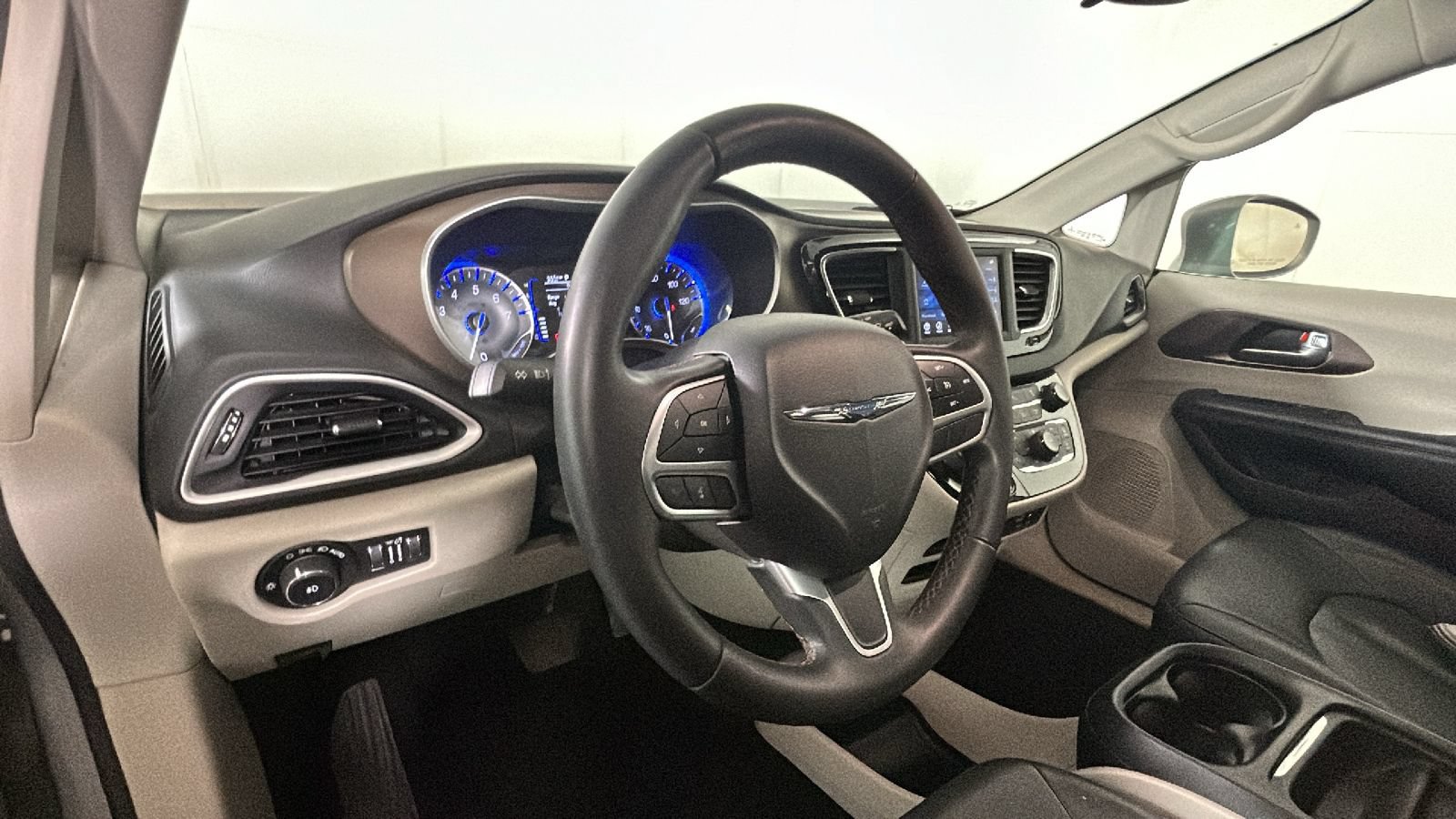 Used 2018 Chrysler Pacifica Touring-L FWD image 15