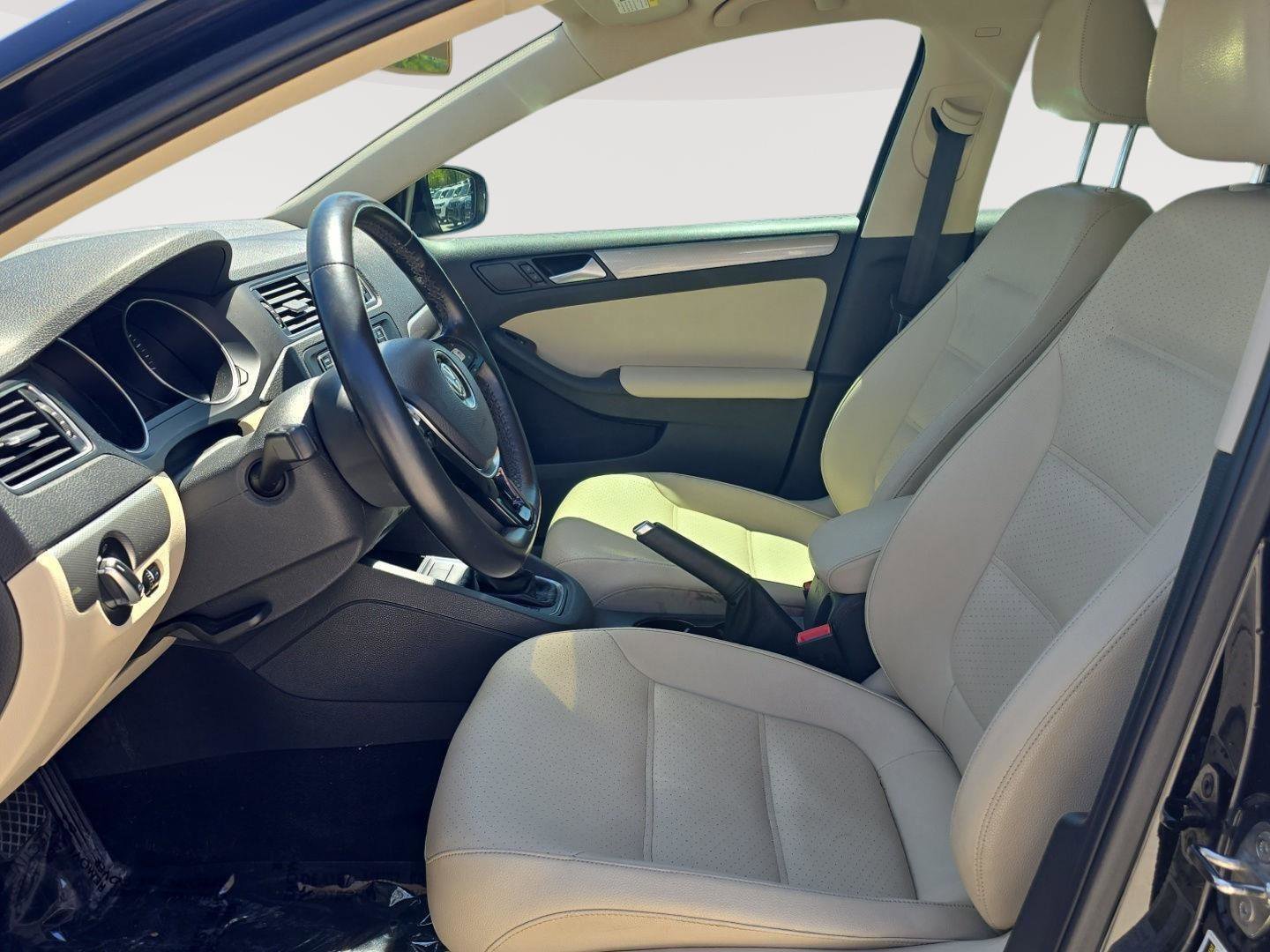 Used 2017 Volkswagen Jetta SE FWD image 2