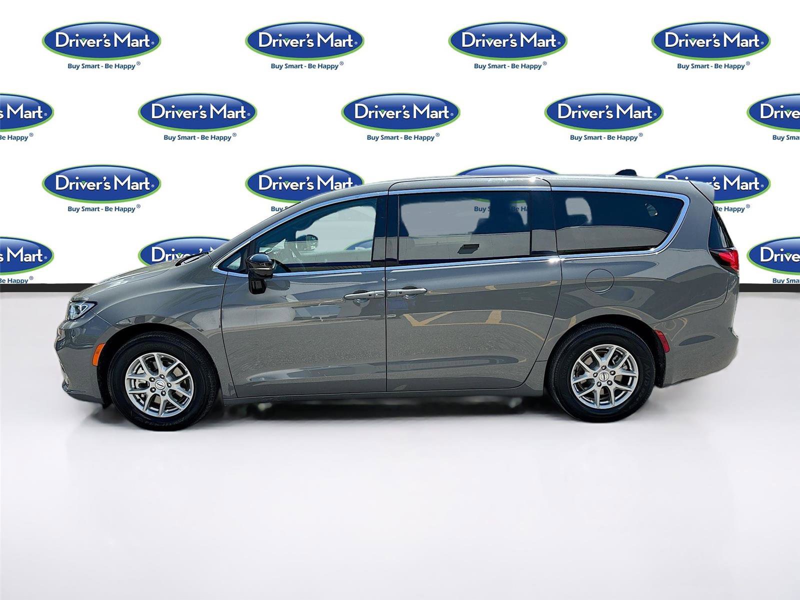 Used 2025 Chrysler Pacifica Select FWD image 4