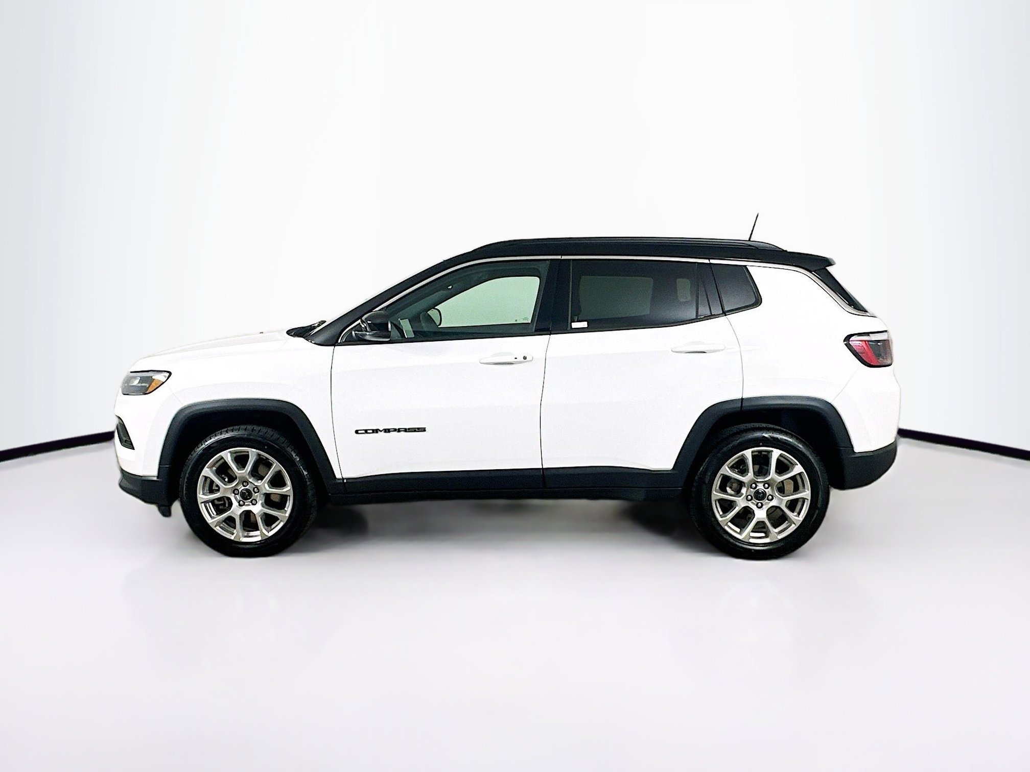 Used 2025 Jeep Compass Limited image 4