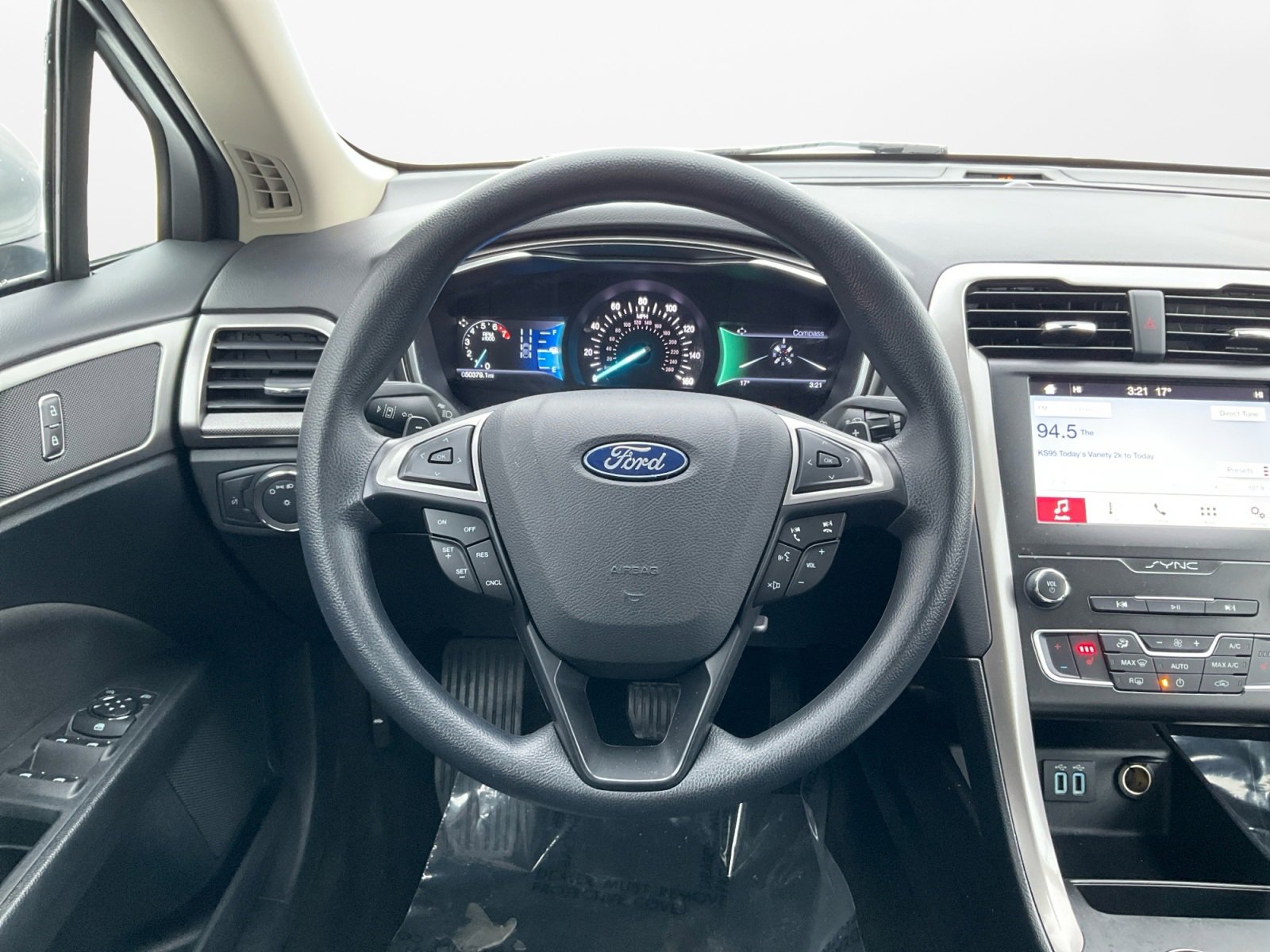 Used 2019 Ford Fusion SE image 12
