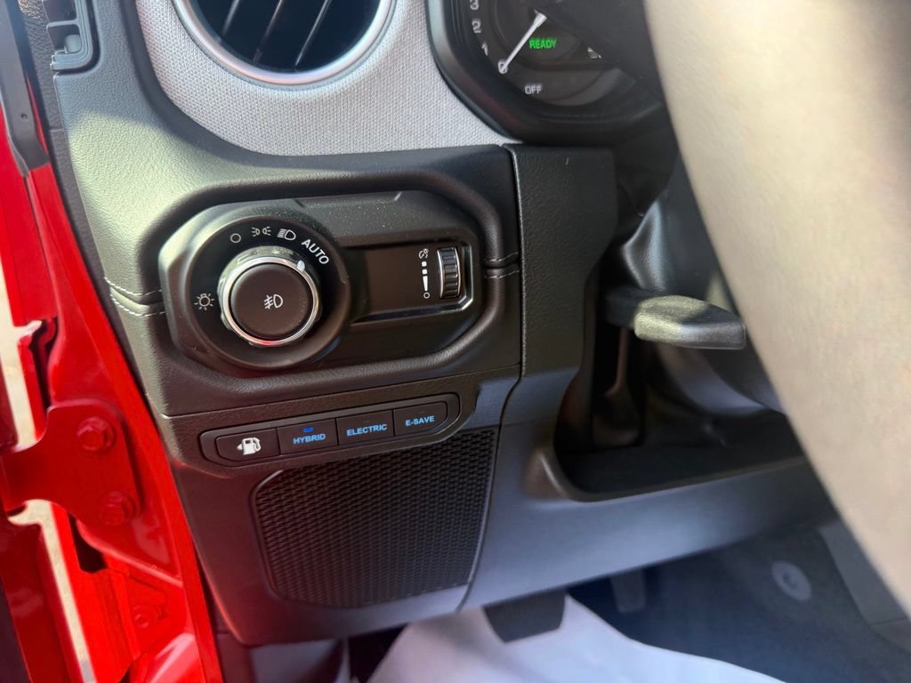 Used 2025 Jeep Wrangler Unlimited Sahara AWD/4WD image 16