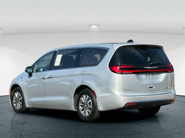 Used 2023 Chrysler Pacifica Touring-L FWD image 4