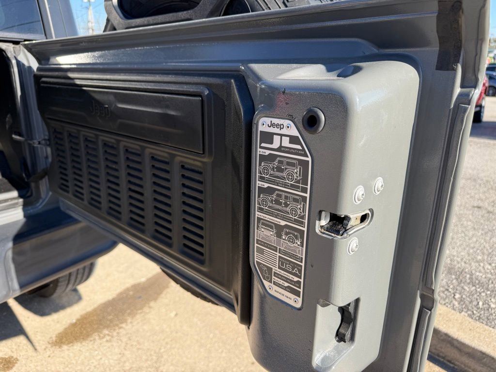 Used 2018 Jeep Wrangler Unlimited Sahara w/ Cold Weather Group image 27