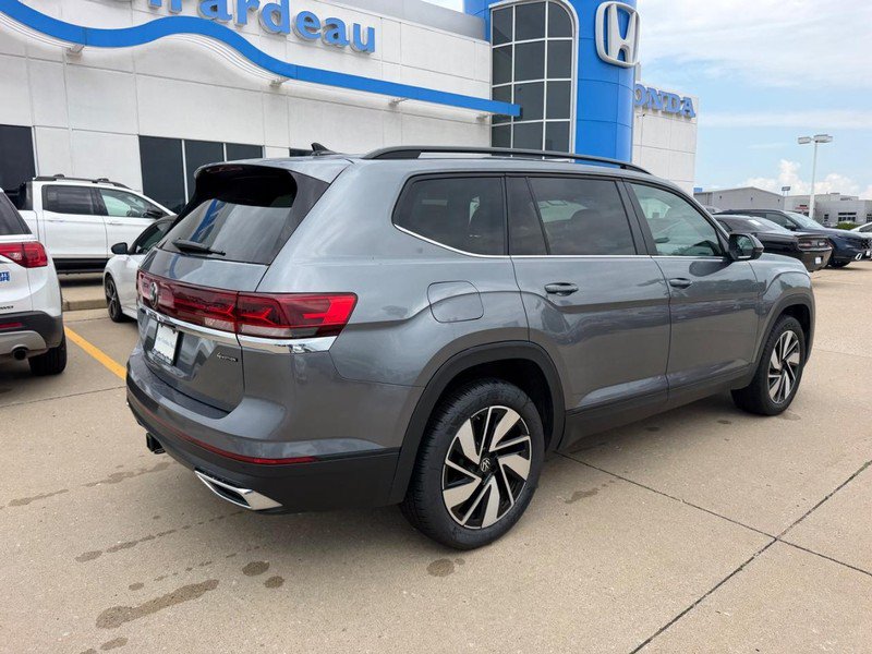 Used 2025 Volkswagen Atlas SE AWD/4WD image 2