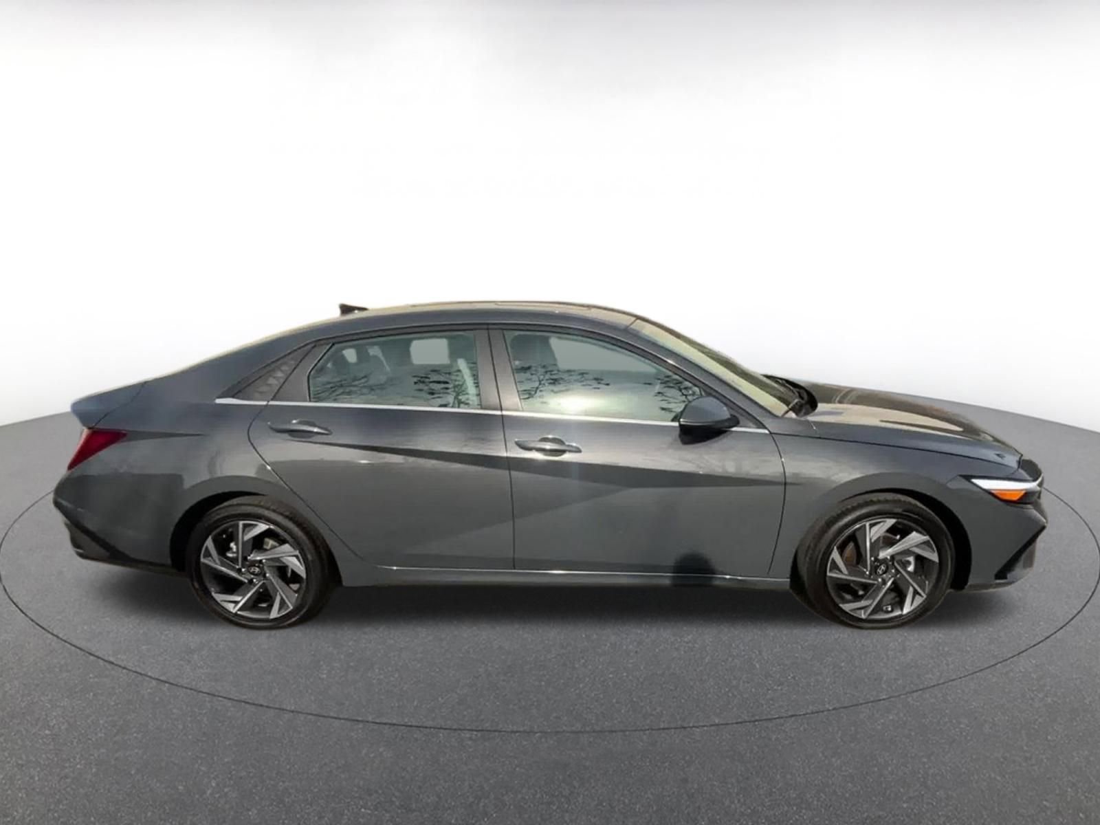 Used 2025 Hyundai Elantra Limited image 16