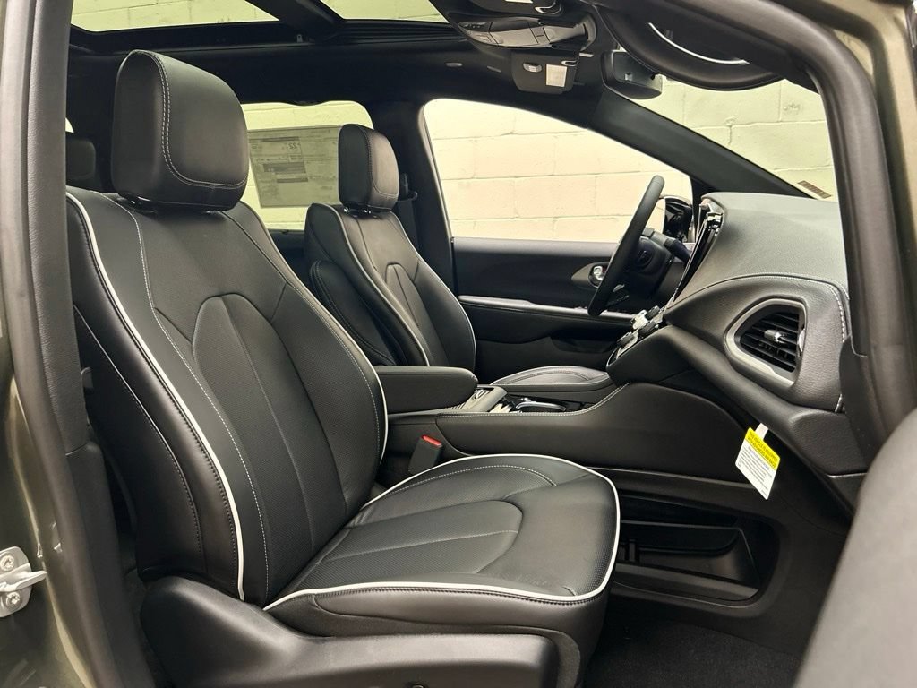 New 2027 Chrysler Pacifica Limited FWD image 12