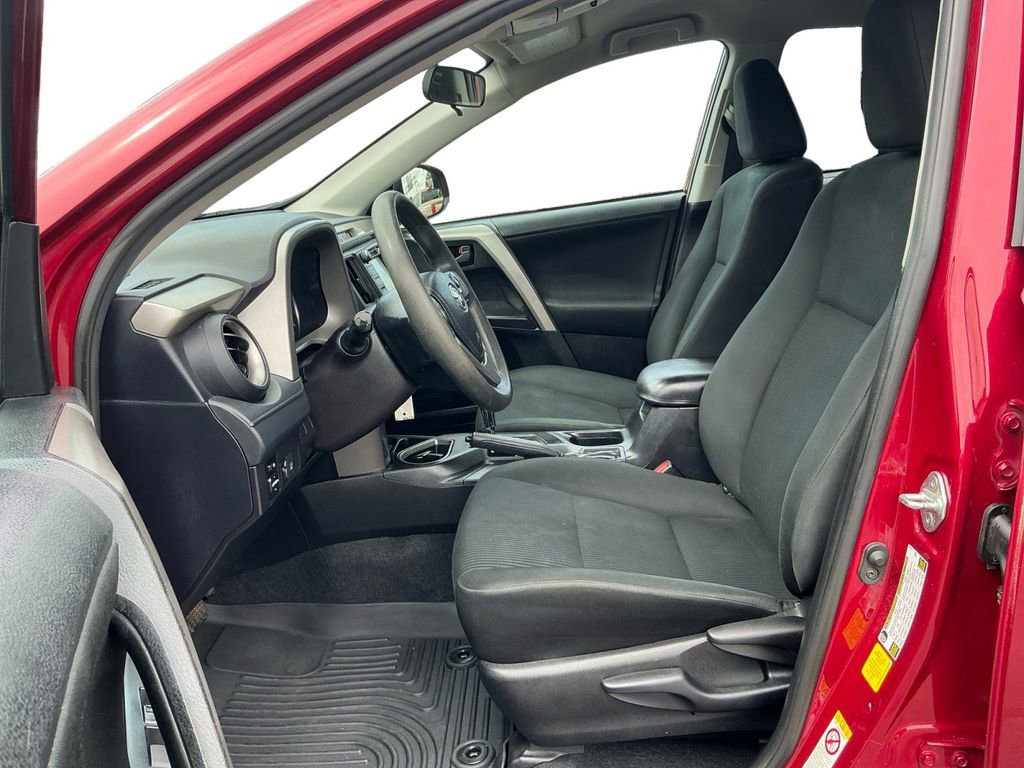 Used 2018 Toyota RAV4 LE FWD image 14