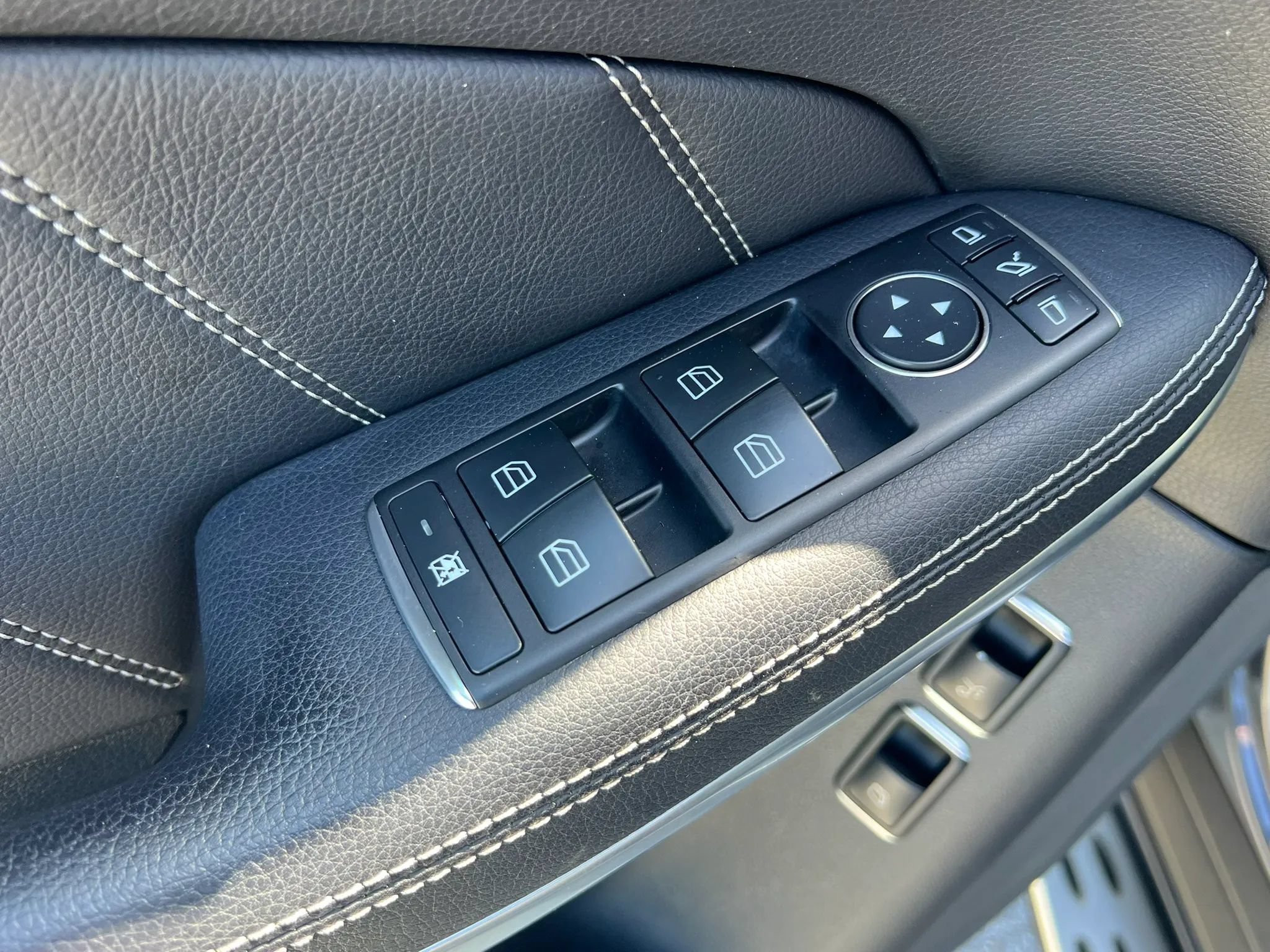 Used 2014 Mercedes-Benz GL 450 4MATIC w/ Lighting Package image 11