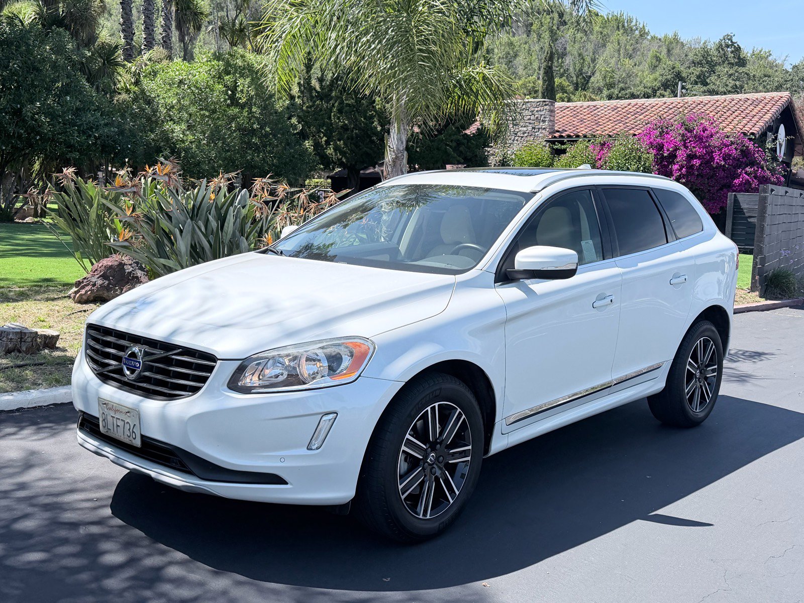 Used 2016 Volvo XC60 T6 w/ Proximity Package AWD/4WD image 1