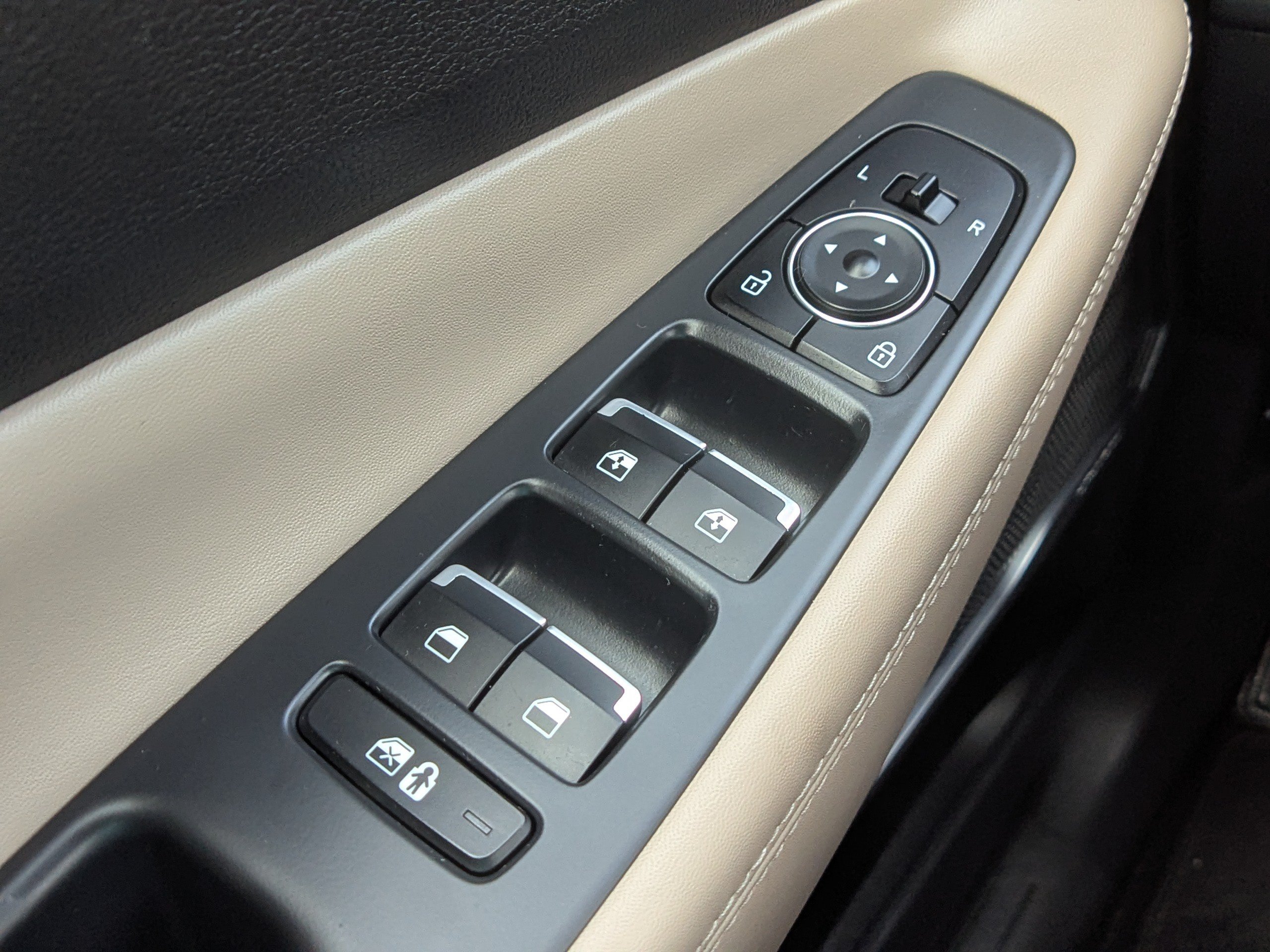 Used 2021 Hyundai Santa Fe SEL w/ Convenience + Premium Package AWD/4WD image 28