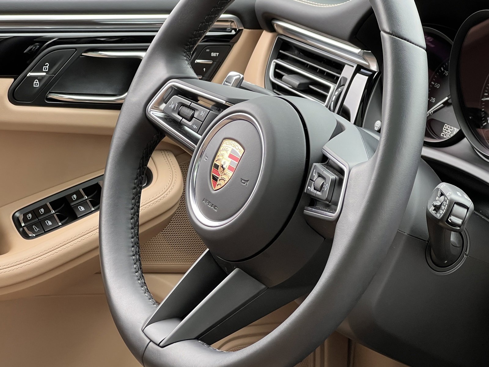 Certified 2025 Porsche Macan image 22