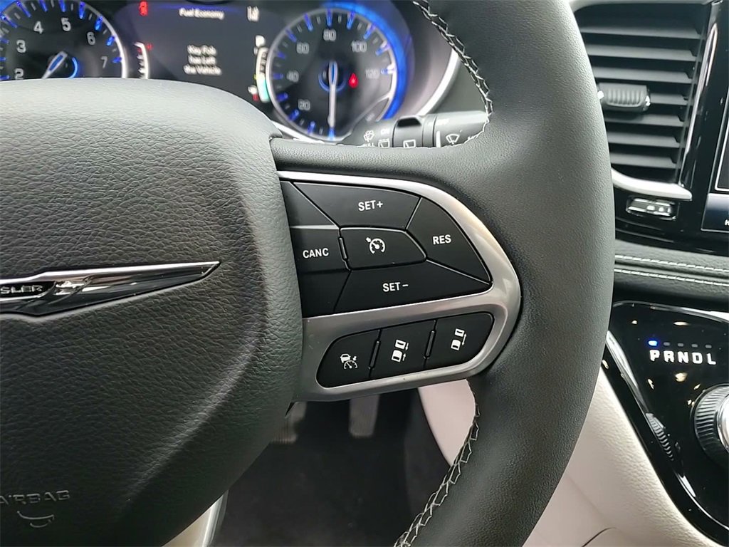 Used 2023 Chrysler Pacifica Touring-L image 28