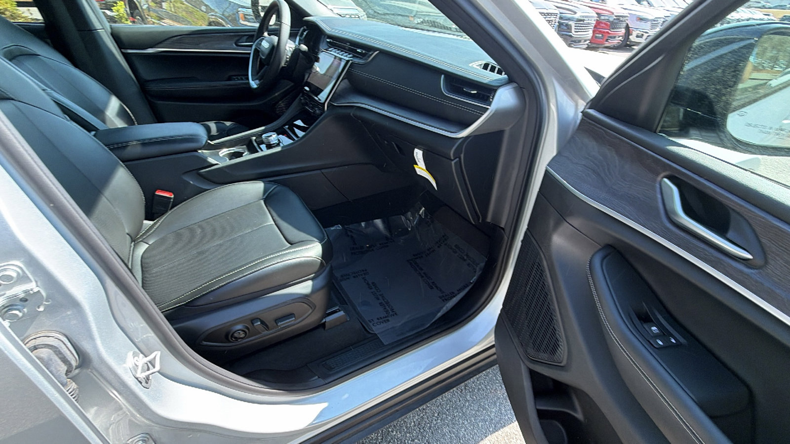 Used 2024 Jeep Grand Cherokee Limited w/ Luxury Tech Group II image 20