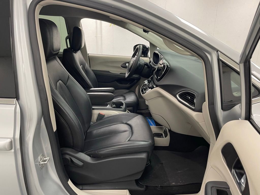 Used 2024 Chrysler Pacifica Touring-L image 11