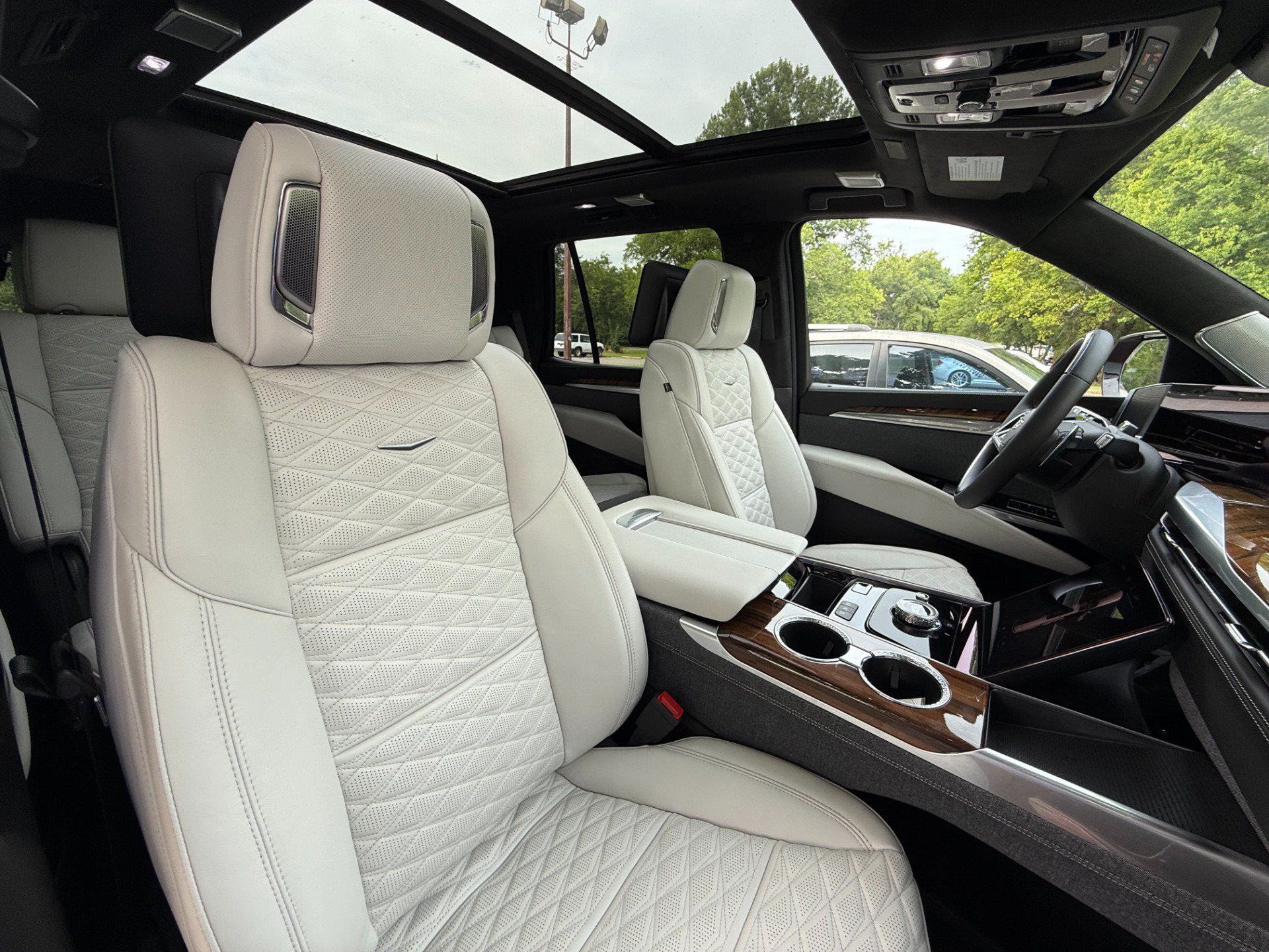 Used 2025 Cadillac Escalade Sport Platinum w/ LPO, Floor Liner Package AWD/4WD image 39