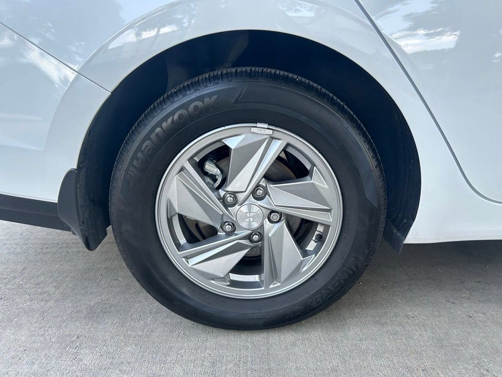 Used 2025 Hyundai Elantra SE FWD image 16