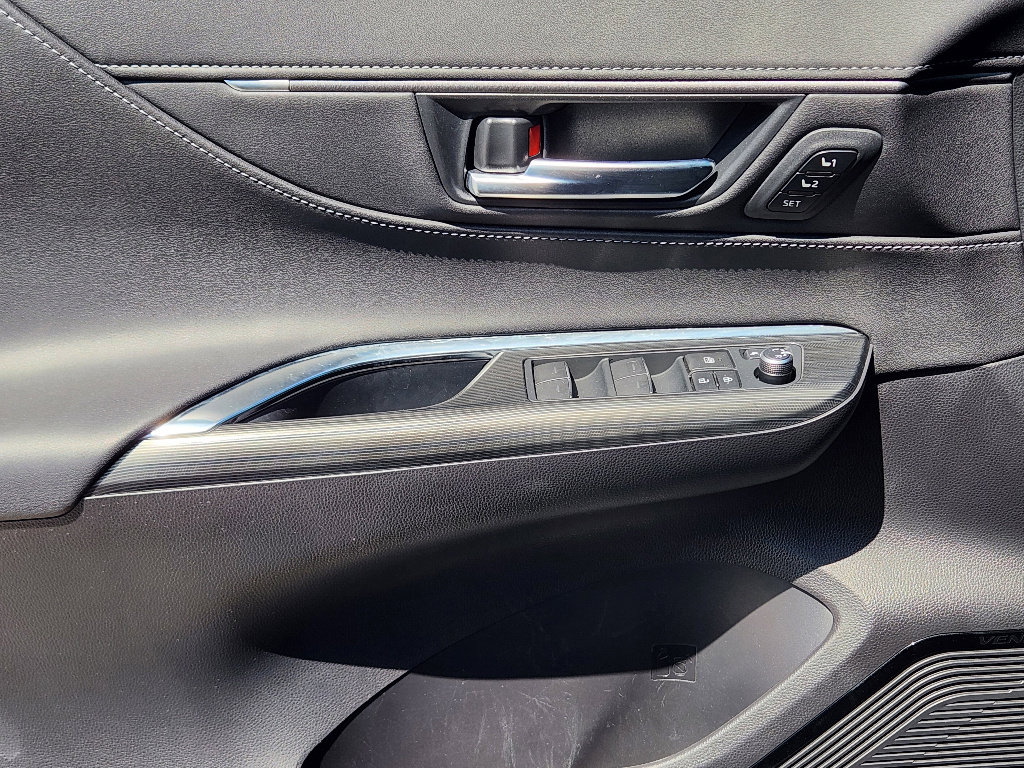 Used 2021 Toyota Venza Limited image 22